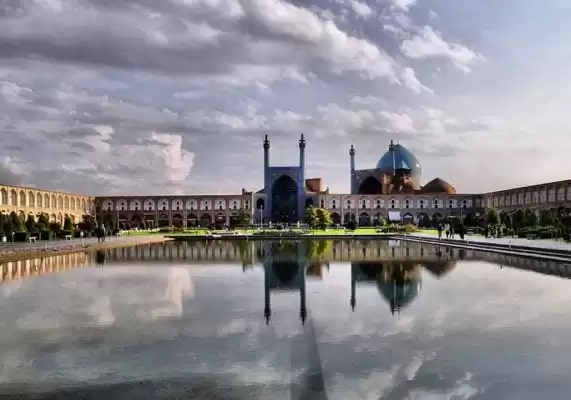 دانلود پاورپوینت تحلیل میدان نقش جهان اصفهان و بناهای اطراف میدان