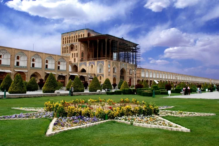 کاخ عالی قاپو در میدان نقش جهان اصفهان